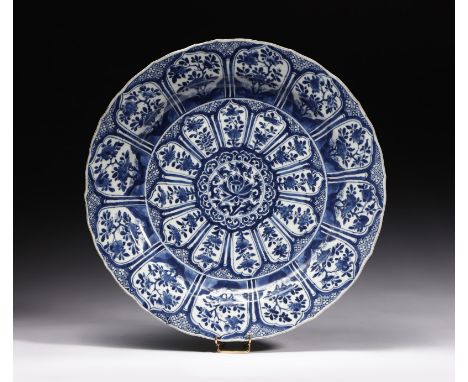 Chinese Art A blue and white porcelain charger China, Qing dyansty, Kangxi mark and period (1661-1722). . Cm 38,00 x 5,00. .A