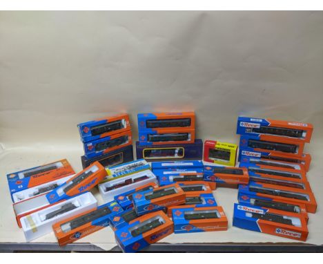 A selection of German HO (00 gauge) model railway engines and carriages to include a Fleischmann locomotive 4010, three Piko 