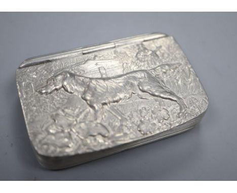 A metal snuff box embossed with hunting dog scene, 65mm