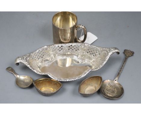 A late Victorian pierced silver oval dish, Sheffield, 1895, 25.2cm, a pair of silver salts, a silver mug, 19th century silver