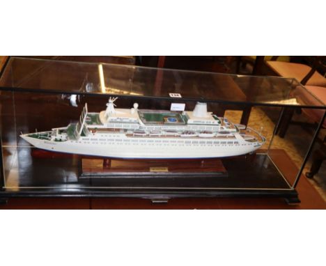 A model of the cruise ship 'Discovery', in case (the vessel was built in 1971 and refurbished in 2013), case W.97, D.27cm, H.