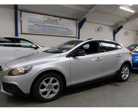 Make &amp; Model: Volvo V40 Cross Country SEDate of Reg: FT64 BDYColour: Silvercc: 1560MoT: 16-01-2023Fuel Type: DIESELMileag