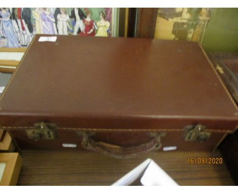 SMALL VINTAGE SUIT CASE