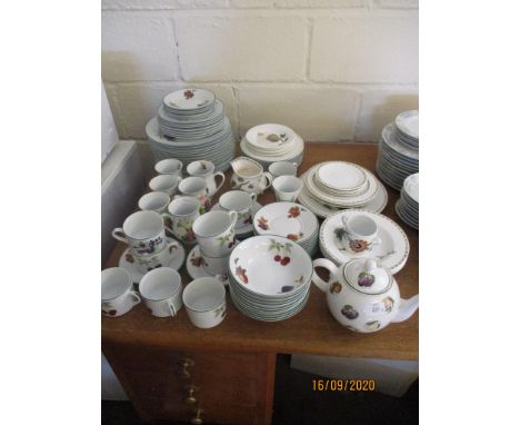 QTY OF ROYAL WORCESTER EAVESHAM VALE WHITE CHINA TEA SET TOGETHER WITH A GROUP OF THE ROYAL HORTICULTURAL SOCIETY QUEENS COLL