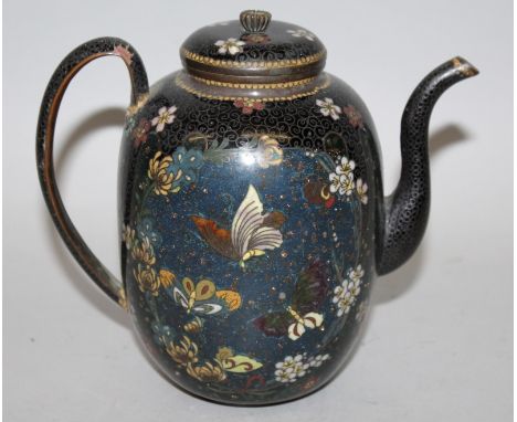 AN EARLY 20TH CENTURY JAPANESE CLOISONNE TEAPOT & COVER, decorated to one side with a panel of a phoenix, and to the reverse 