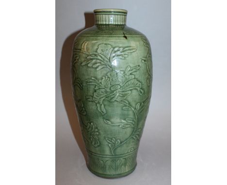 A GOOD LARGE 15TH CENTURY CHINESE MING DYNASTY LONGQUAN CELADON PORCELAIN VASE, the sides carved beneath the glaze with scrol