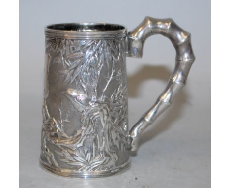 A GOOD 19TH/20TH CENTURY CHINESE SILVER TANKARD BY CUM SHING, weighing 150gm in total, the tapering body engraved with a shie