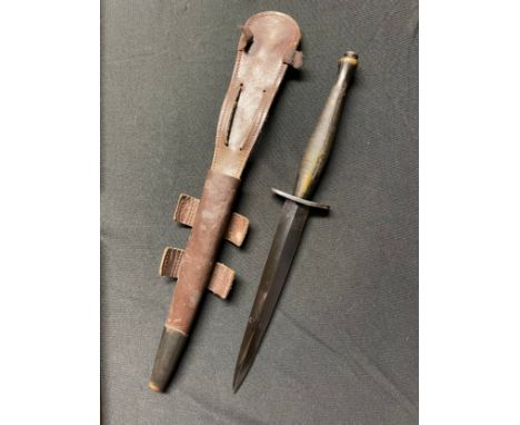 WW2 British 2nd Pattern Fairbairn Sykes fighting knife, maker marked on crossguard with WD Broad Arrow and B. Double edged bl