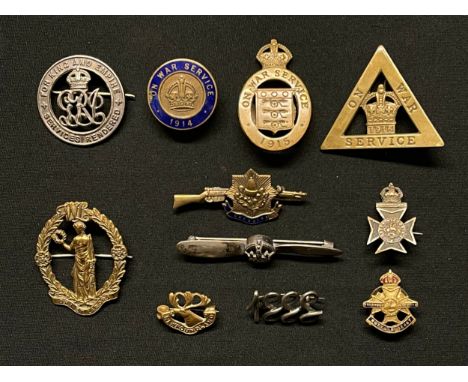 WW1 British Service Badges &amp; Sweethearts to include: Silver War badge 354195 awarded to 276108 Pte John W Harrison, 5th b