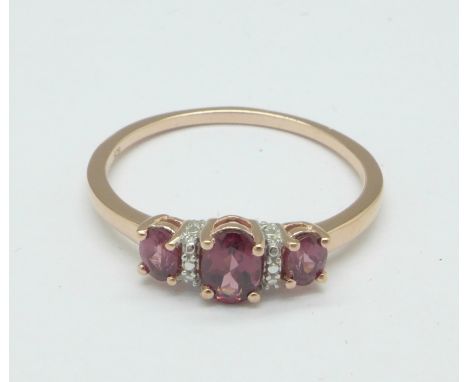 A silver gilt and garnet trilogy ring, T