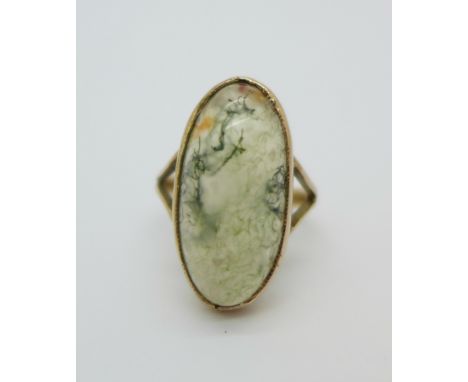 A 9ct gold moss agate ring, 4.6g, K, stone 21mm x 10mm, mark worn