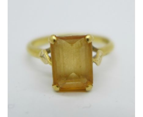 An 18ct gold Art Nouveau citron quartz ring, 4.2g, Q