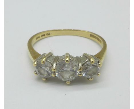 A 9ct gold, three stone ring, 2.2g, M