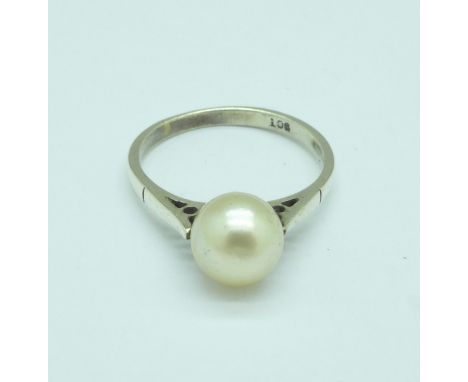 A 9ct gold and pearl ring, 1.9g, I