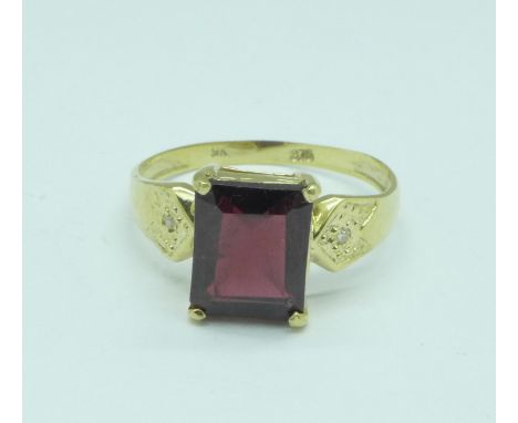 A 9ct gold and garnet ring, 1.6g, N