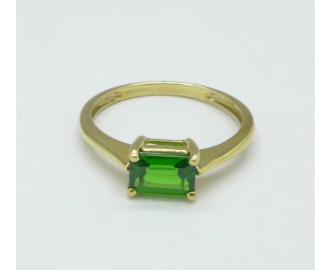 A 9ct gold, green stone solitaire ring, 1.7g, P