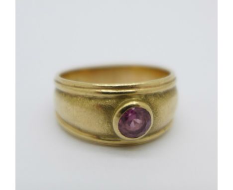 A 9ct gold and pink sapphire ring, 3.1g, J