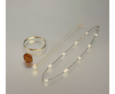 An amber pendant: l. x 3cm, a 9ct gold trace link chain mounted with paste pearl 0.87g, a gilt metal chain with cultured fres