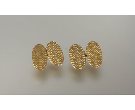 A pair of 9ct gold oval sleeve links with engine-turned decoration: l. x 2cm Birmingham 1919 in fitted case 7.53g