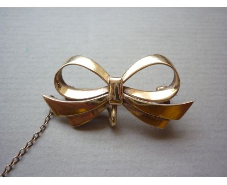 A vintage 9ct gold fob watch suspender brooch in the form of a bow, 3.8g