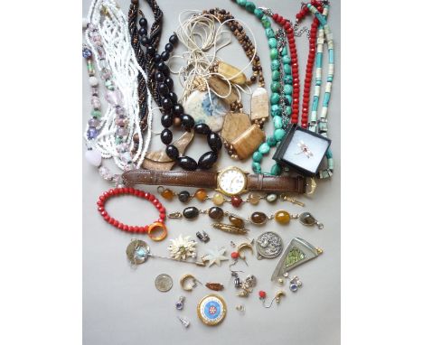 A quantity of vintage costume jewellery including a Victorian gilt metal brooch and mother of pearl star brooch 