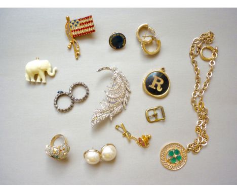 Sundry vintage costume jewellery including a paste set brooch modelled as the American flag 