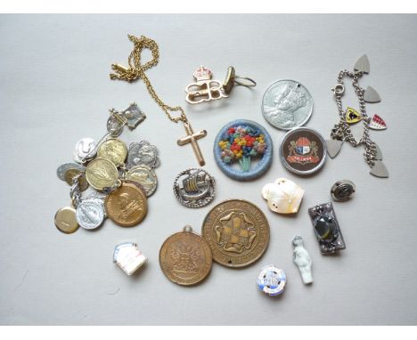 A quantity of vintage costume jewellery and commemorative fobs, including a white metal brooch, stamped sterling silver, and 