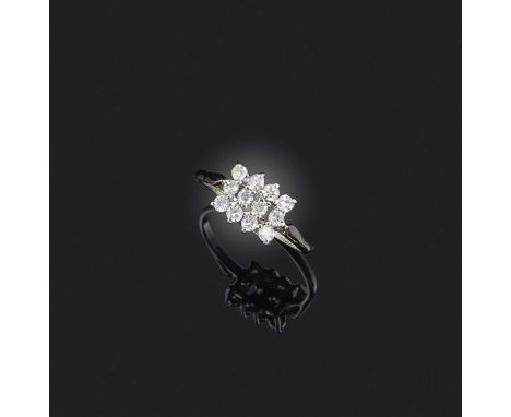 A diamond cluster ring, set with 2 circular-cut diamonds in white gold, stamped 18ct, size S
