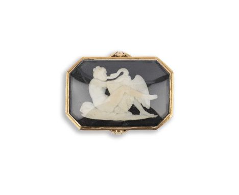 λ An ivory cameo ring, early 19th century, of elongated octagonal outline, the glazed compartment set with an ivory cameo dep