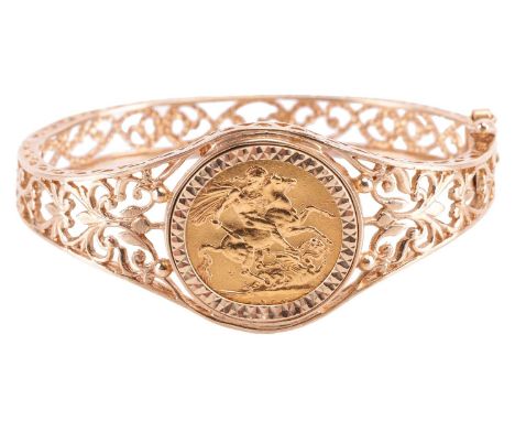 Full sovereign mounted bangle – Yellow metal tests as 9ct and 22ct gold. Formed from a free mounted full sovereign 1915 Georg