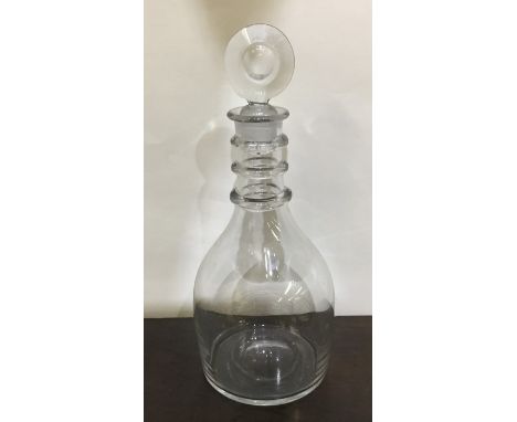 A Georgian decanter with ribbed rim. Est. £20 - £30.