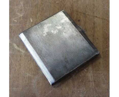 An engine turned silver cigarette case. Approx. 114 grams. Est. £25 - £35.