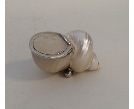A silver and MOP shell snuff box with hinged lid. Approx. 44 grams. Est. £45 - £55.