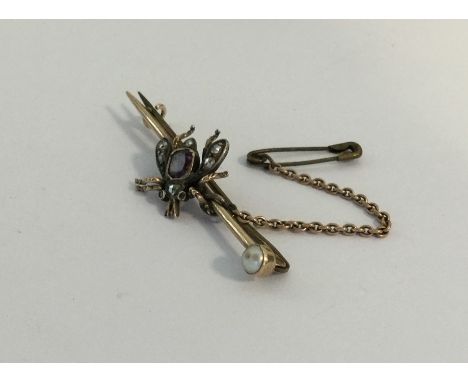 A small diamond and amethyst brooch in the form of a bee. Approx. 4 grams. Est. £60 - £80.