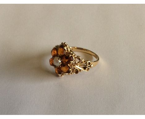 A modern 9 carat pearl set ring. Approx. 4.7 grams. Est. £60 - £80.