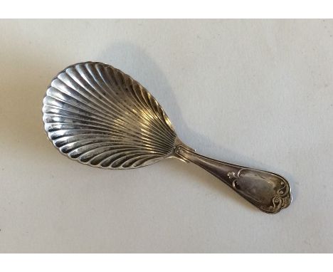 An Edwardian silver caddy spoon with shell bowl. Sheffield. Approx. 20 grams. Est. £20 - £30.