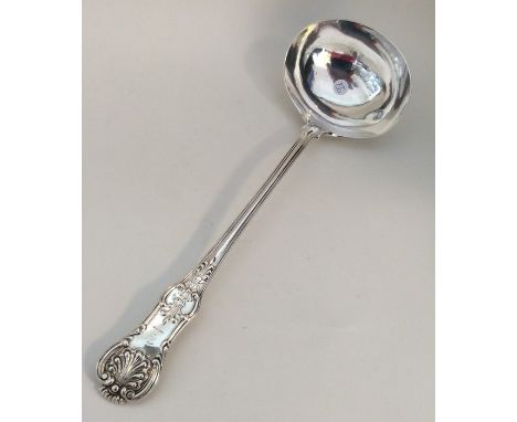 A heavy silver Queens' pattern soup ladle with crested terminal. London 1829. By Randall Chatterton. Approx. 255 grams. Est. 