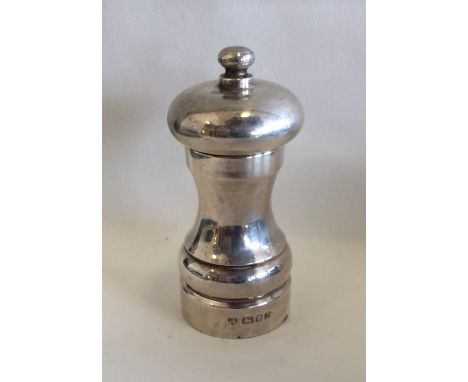 A silver pepper grinder. London.  By DF. Approx. 143 grams. Est. £40 - £60.