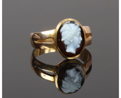 An 18ct gold and hardstone set cameo ring, size J.