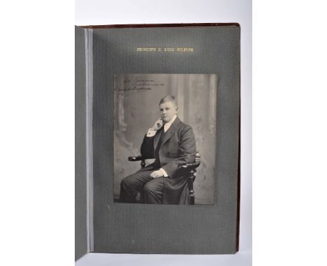 FAMÍLIA REAL: [Álbum de recordações].- Séculos XIX/XX.- 1 volume (21 f.); 50 cm.- E., Album consisting of 21 sheets of cardbo