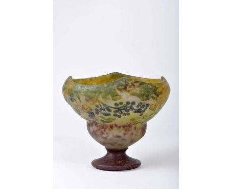 DAUM - SÉC. XIX/XX, A vase, Art Nouveau, polychrome glass paste en relief "Ivy leaves and berries", marked DAUM-NANCY with cr