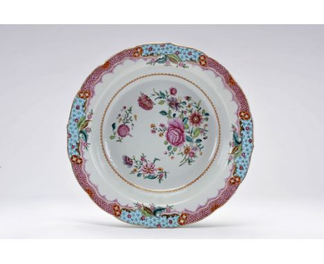 A scalloped basin, Chinese export porcelain, polychrome and gilt decoration "Flowers", Qianlong period (1736-1795), hairlines