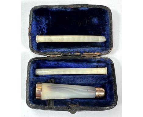A vintage cheroot holder in case, mother of pearl with 9ct hallmarked gold mounts. 