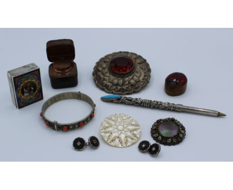 A selection of mixed items to include a pair of vintage cufflinks, a travelling inkwell, a pill box with dog and various item