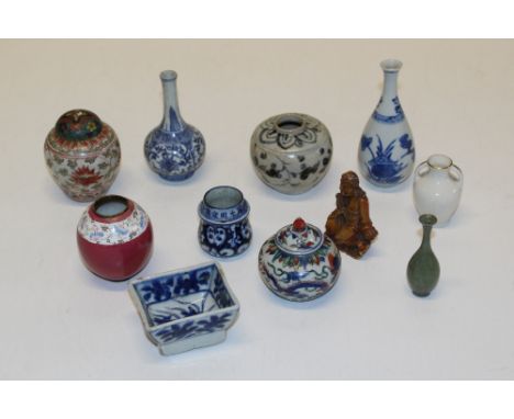A small Wucai dragon jarlet and cover Wanli mark.6.5cm, together with a blue and white small dish, Wanli mark, a small Wucai 