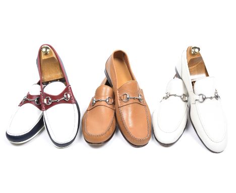 Three pairs of gents Gucci shoesEach designed with a horse bit accent to the front, in tan leather, cream leather and white, 