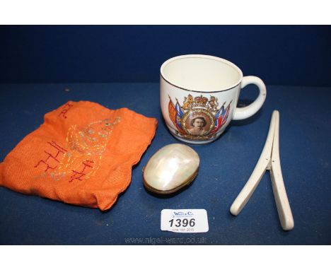 An Egg shaped mother of pearl Patch/Snuff Box and a pair of antique Glove stretchers