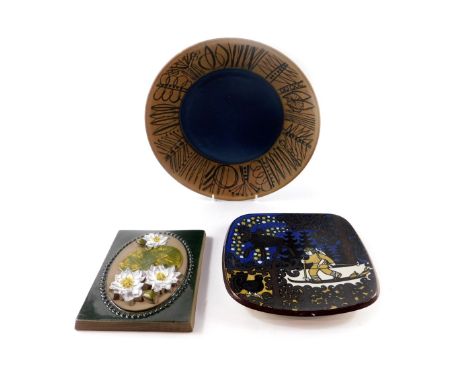 A 20thC Gustavsberg pottery dish, designed by Lisa Larson, with a cobalt blue centre within a border sgraffito decorated with