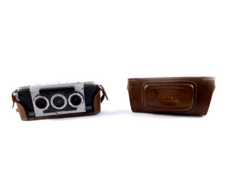 A late 20thC David White Company S Stereo Realist camera, 35mm lenses, brown leather case.