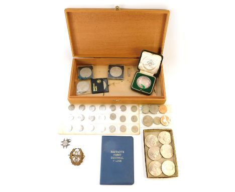 Coinage and trinkets, to include sixpence pieces, commemorative crowns, Britains First Decimal Coins, cap badge, 900th Annive